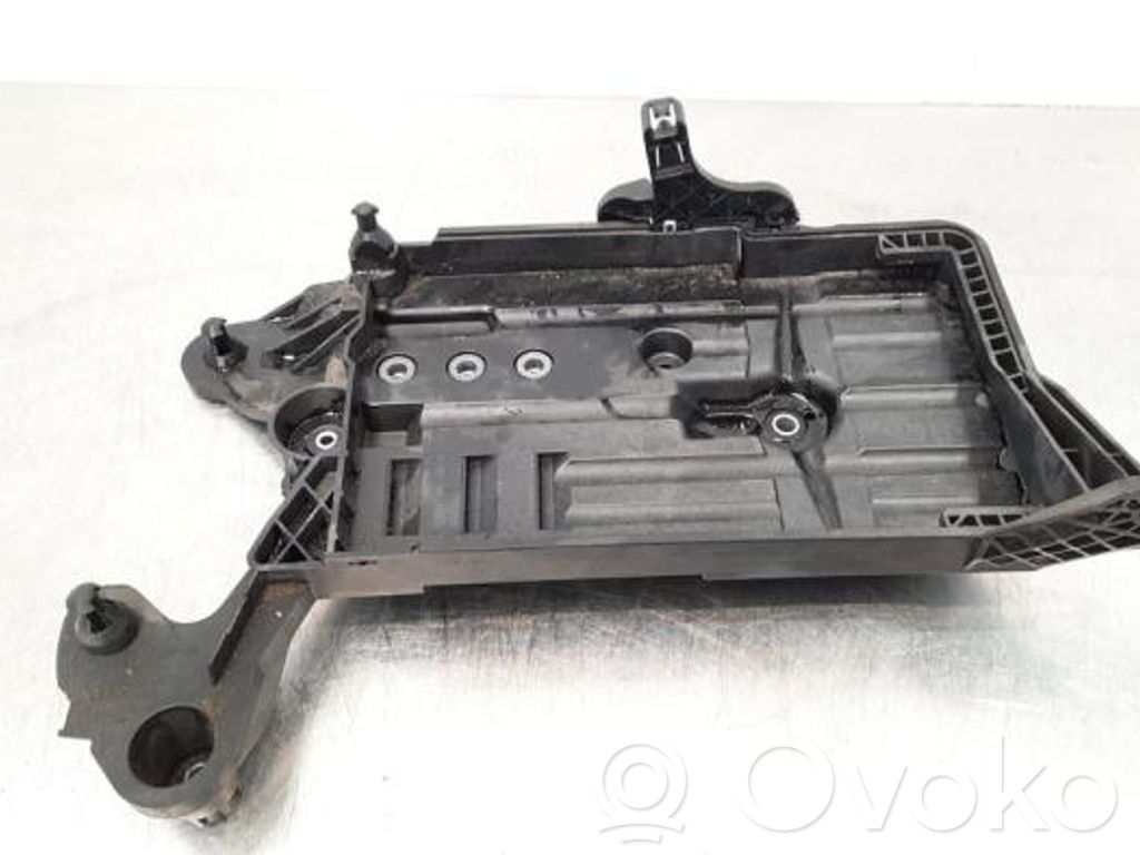 Volkswagen PASSAT B8 Bandeja para la caja de la batería 