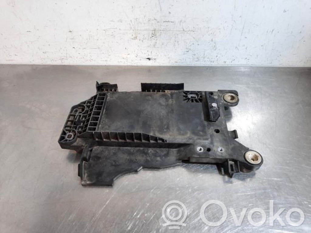 BMW 2 F46 Podstawa / Obudowa akumulatora 