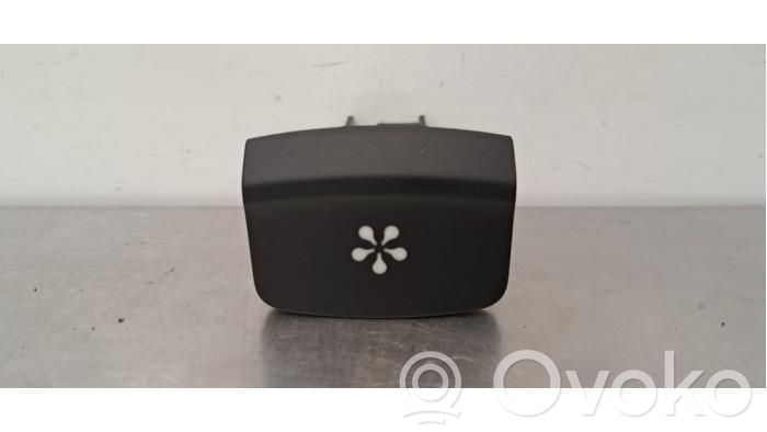Renault Megane IV Kiti jungtukai/ rankenėlės/ perjungėjai 