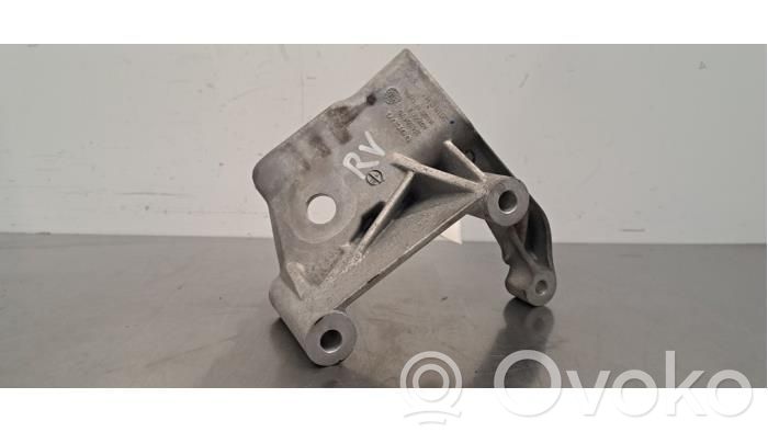 Volvo XC60 Engine mount bracket 