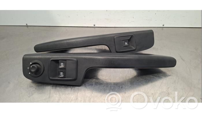 Renault Trafic III (X82) Interruttore di controllo dell’alzacristalli elettrico 