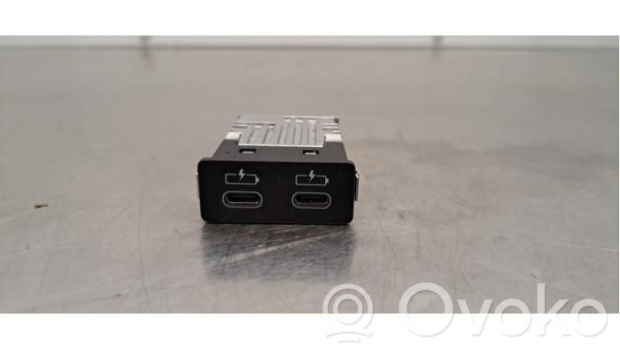 BMW 1 F40 Gniazdo / Złącze USB 