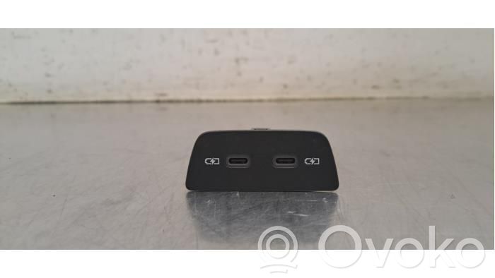 Volkswagen Golf VIII Connettore plug in USB 