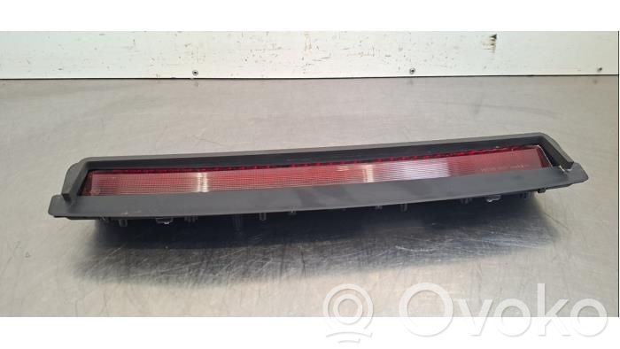 Tesla Model 3 Kolmas/lisäjarruvalo 