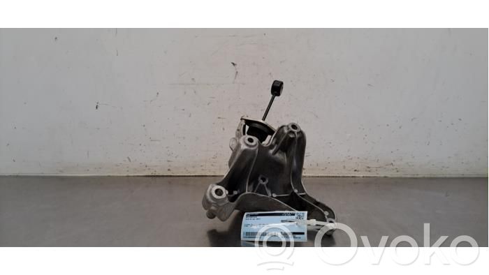 Audi A4 S4 B9 8W Engine mount bracket 