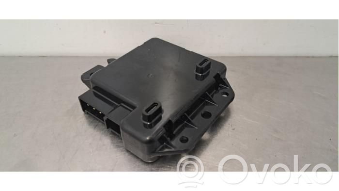 Tesla Model Y Steuergerät Antenne 