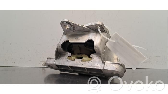 Volvo XC40 Engine mount bracket 