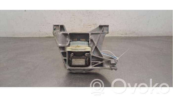 Opel Vivaro Engine mount bracket 