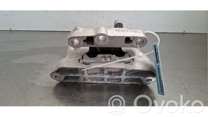 Engine mount bracket   10370668