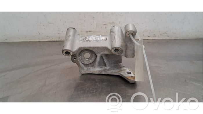 Engine mount bracket   31670033