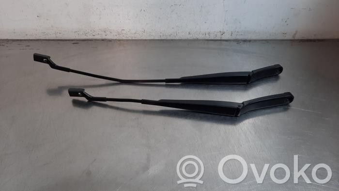 Volkswagen Golf VIII Priekinio stiklo valytuvų kojelė 
