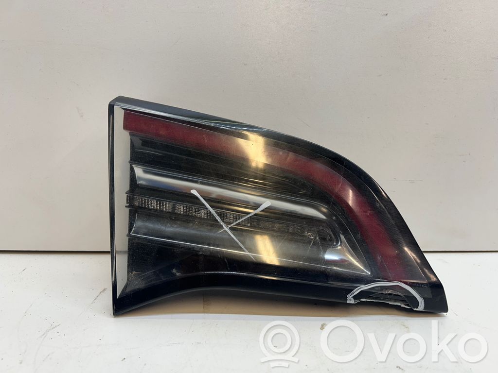 Tesla Model 3 Takaluukun takavalot 