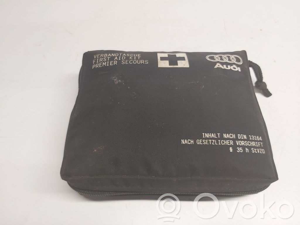 Audi A4 S4 B9 8W Ensiapupakkaus 