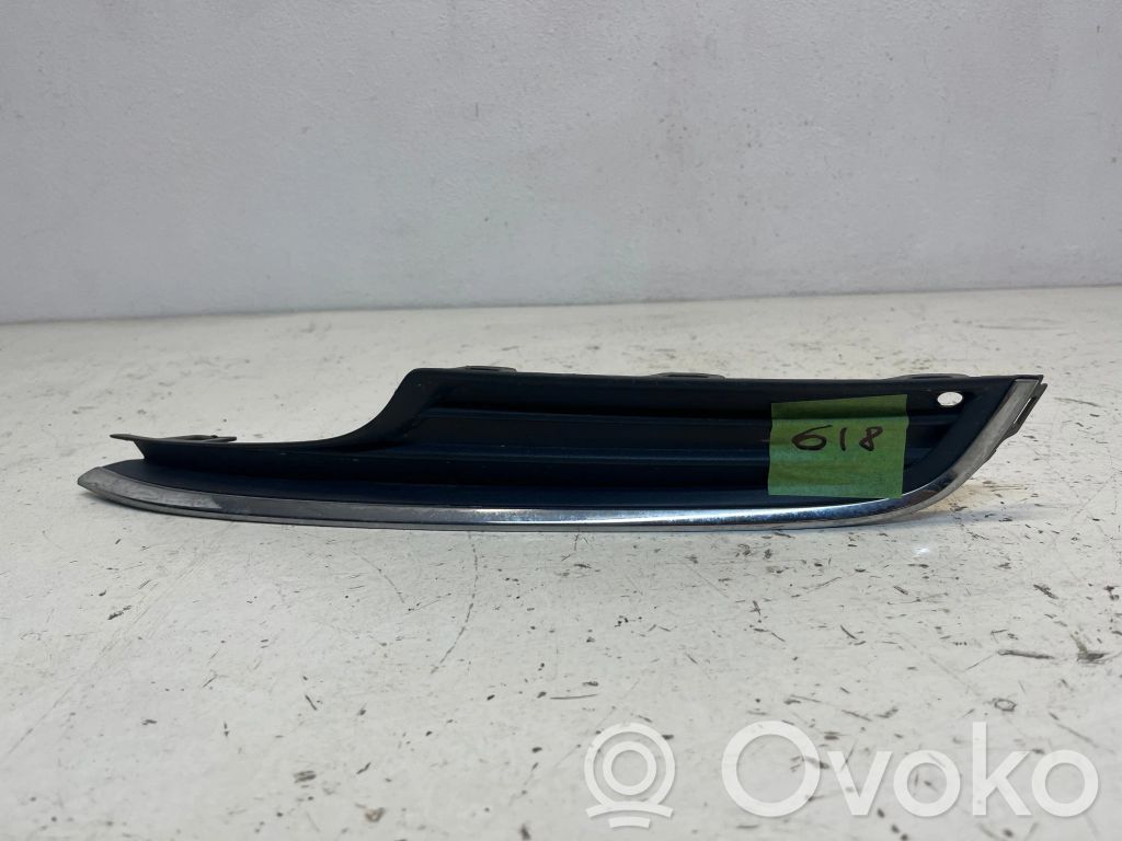 Volkswagen Golf VII Moldura/rejilla de la luz antiniebla delantera 