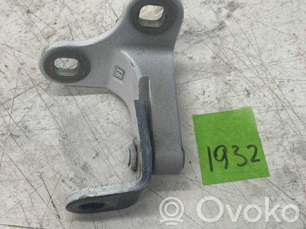Loading door lower hinge