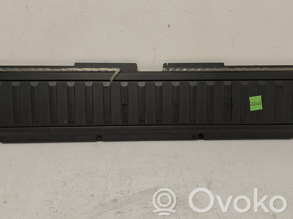 Tailgate trim   8402197