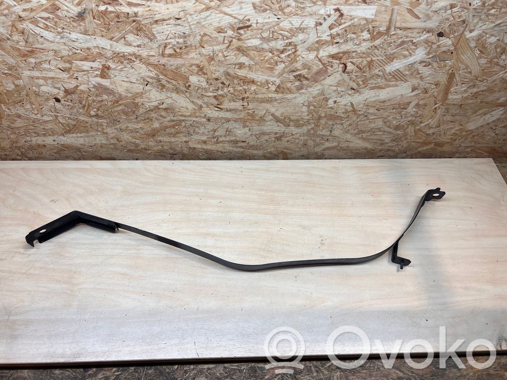 Fuel tank mounting bracket