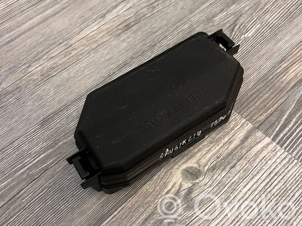 Toyota C-HR I Tapa de caja de fusibles 