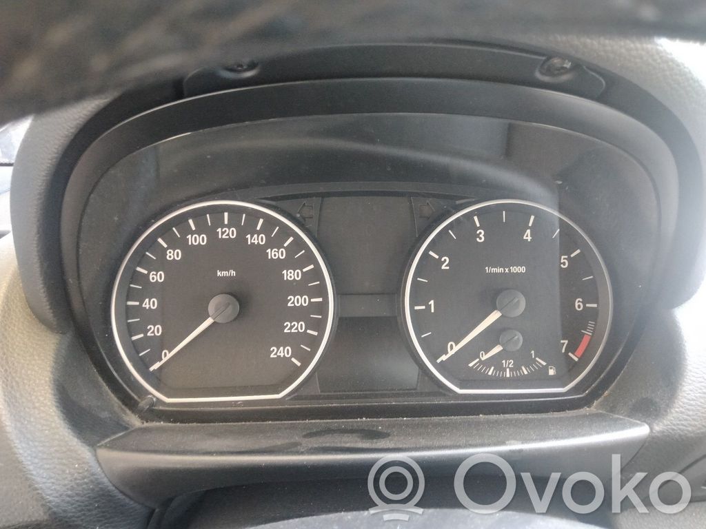 Geschwindigkeitsmesser Cockpit   918703802