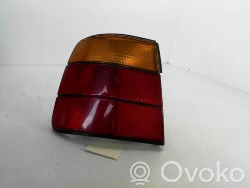 BMW 5 E34 Galinis žibintas dangtyje 