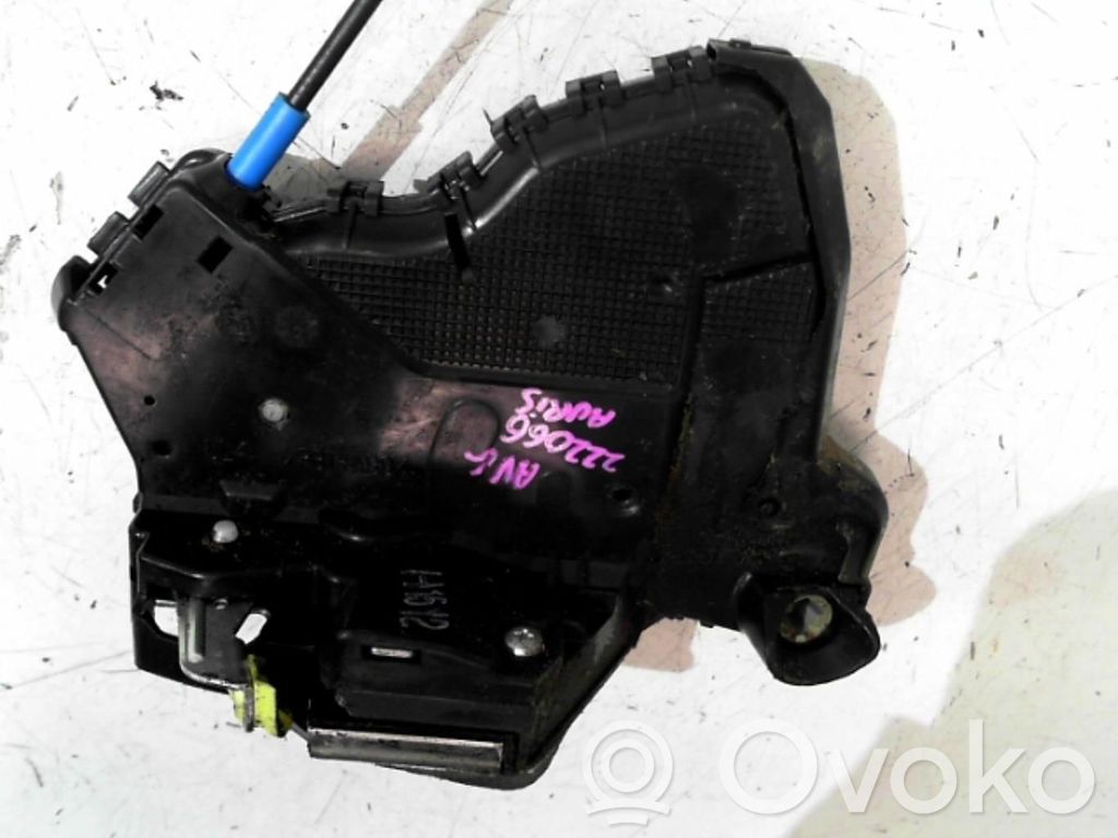 Toyota Auris E180 Priekšpusē slēdzene 