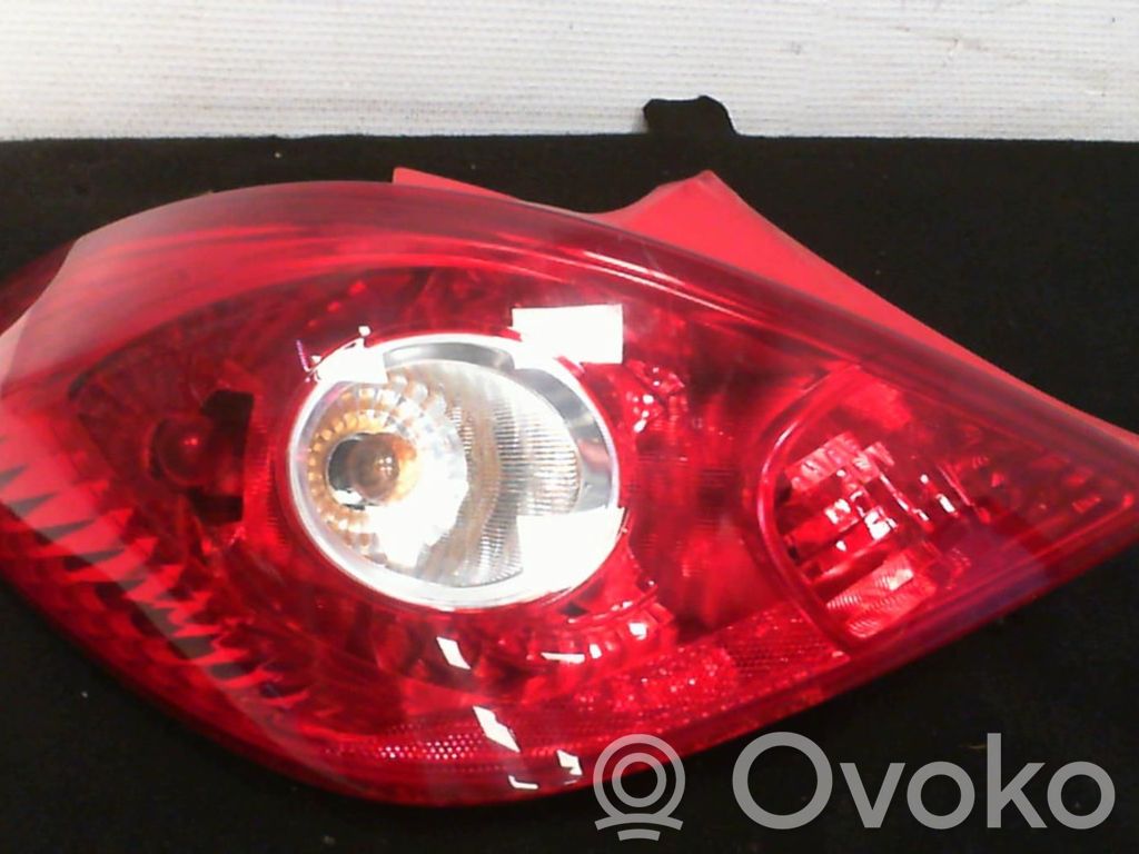 Opel Corsa D Aizmugurējais lukturis virsbūvē 