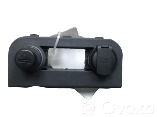 KIA Rio Enchufe de 12V (delantero) 
