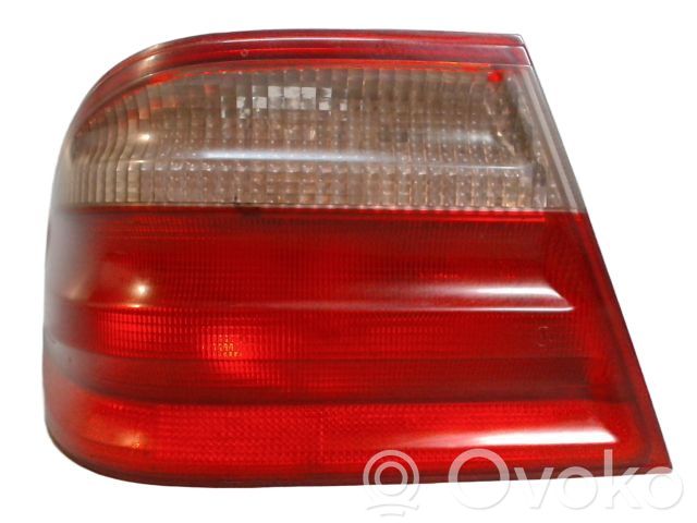 Mercedes-Benz E W210 Aizmugurējais lukturis virsbūvē 