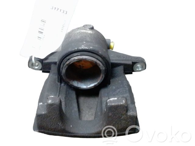 Opel Corsa D Zacisk hamulcowy przedni 
