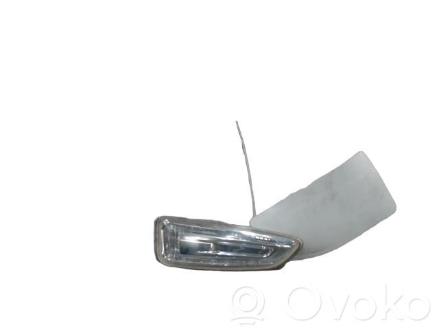 Opel Astra J Semnalizator bară față 