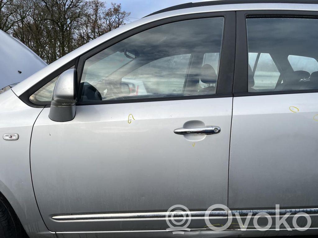 KIA Carens II Puerta delantera 