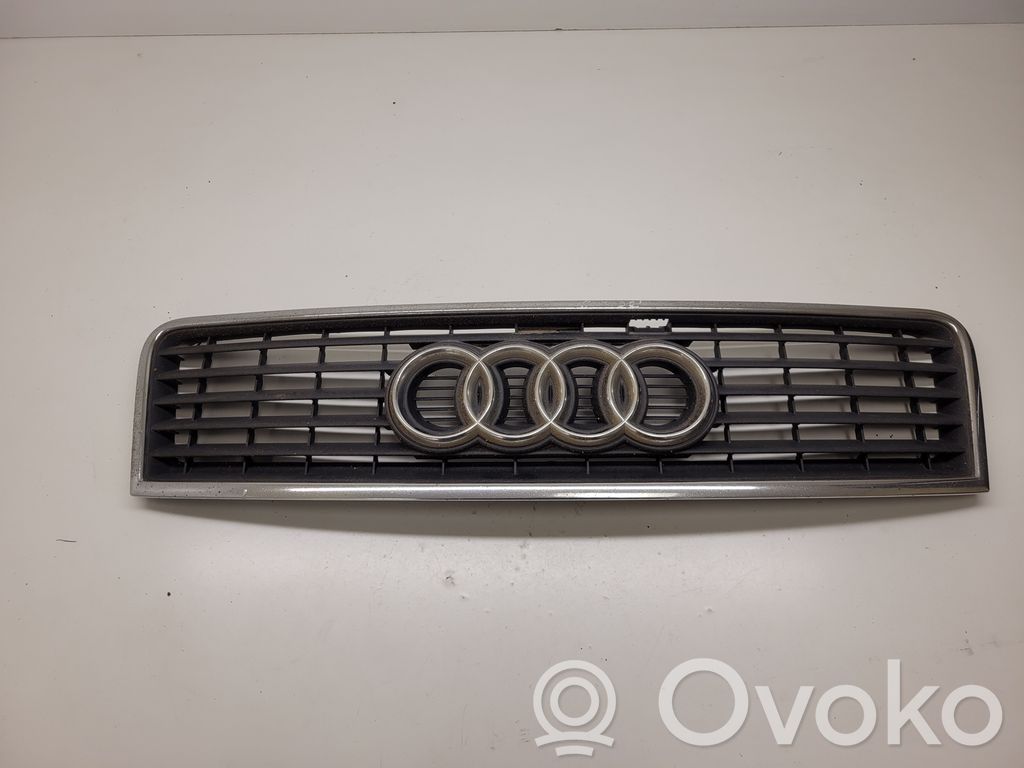 Audi A6 S6 C5 4B Etupuskurin ylempi jäähdytinsäleikkö 