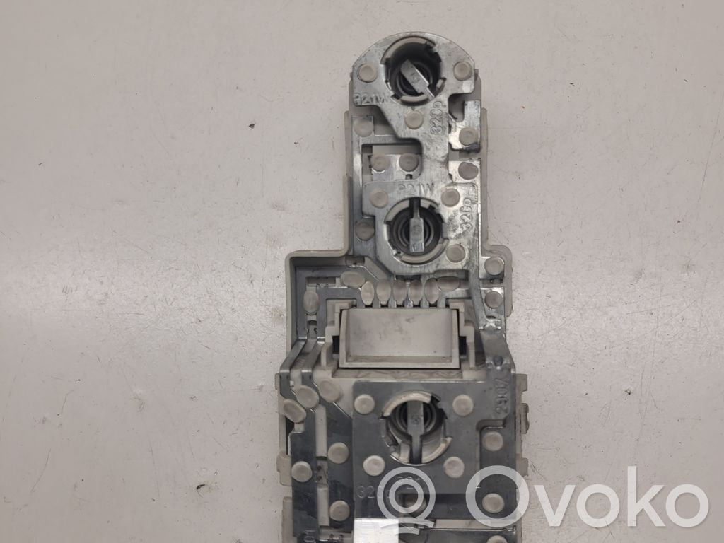 Audi A3 S3 8L Takavalon polttimon suojan pidike 