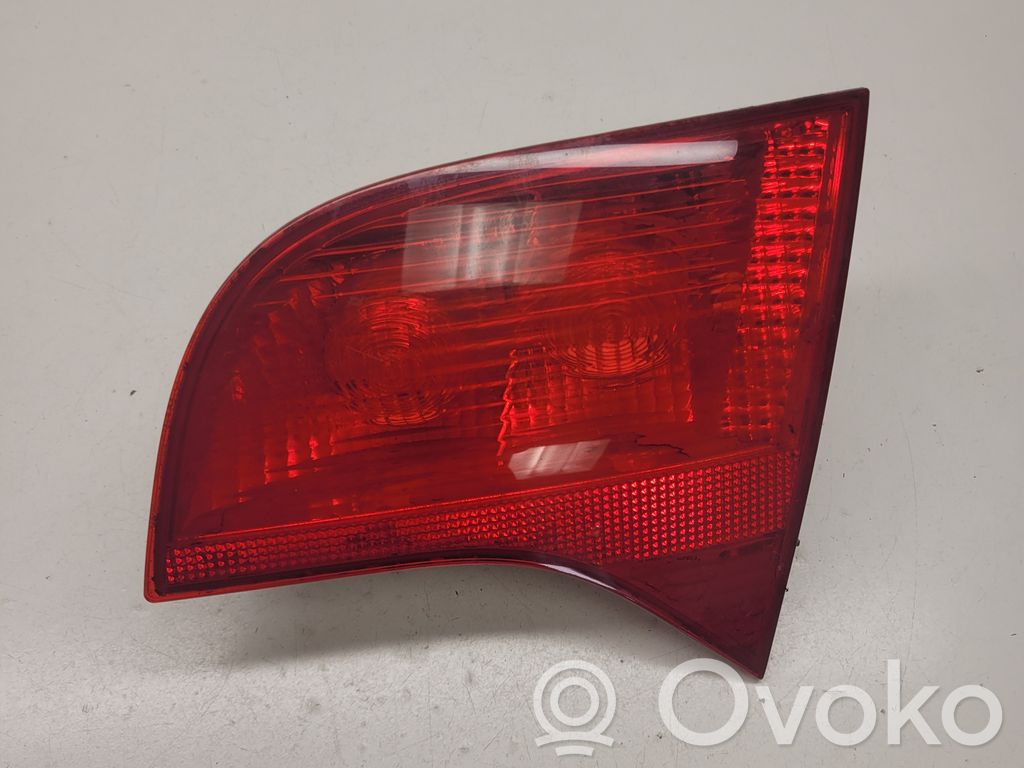 Audi A4 S4 B7 8E 8H Aizmugurējais lukturis pārsegā 