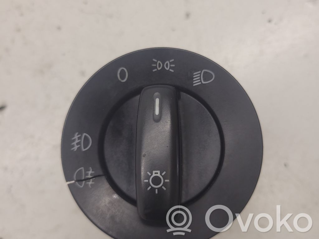 Volkswagen Tiguan Light switch 