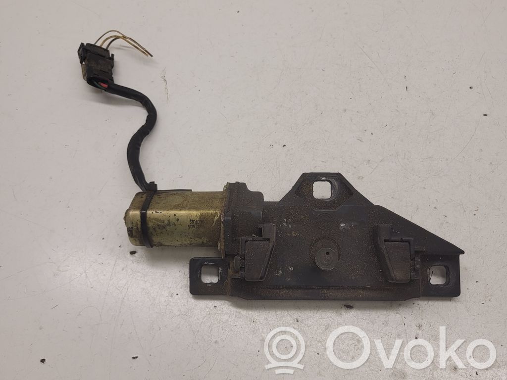 BMW 5 E60 E61 Aizmugurējā pārsega slēdzene 
