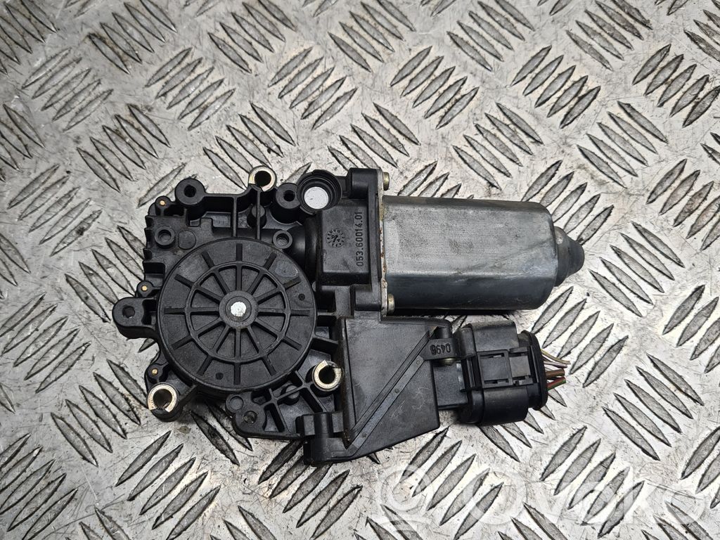 Silnik regulatora szyby drzwi przednich   8D0959802,114182100