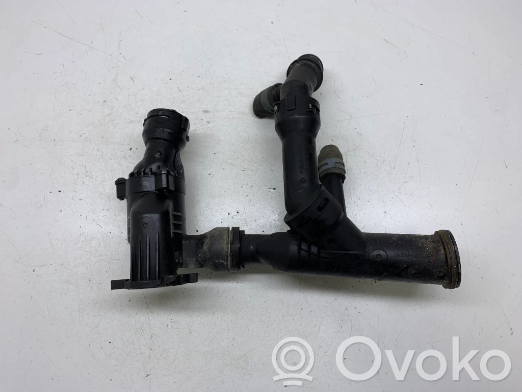 Audi A4 S4 B9 Moottorin vesijäähdytyksen putki/letku 