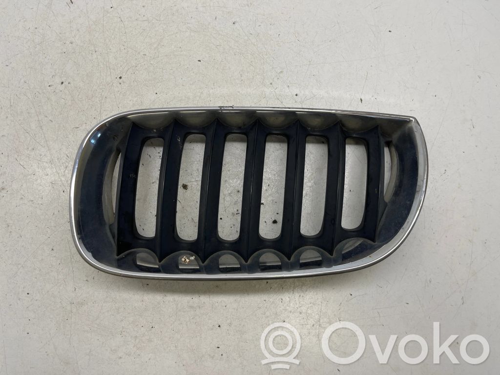 BMW X3 E83 Etupuskurin ylempi jäähdytinsäleikkö 