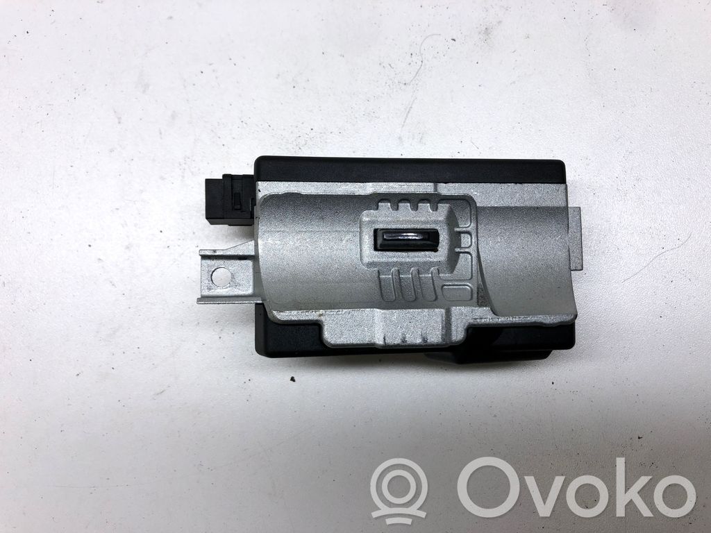 Audi A5 8T 8F Ohjauspyörän lukitus 