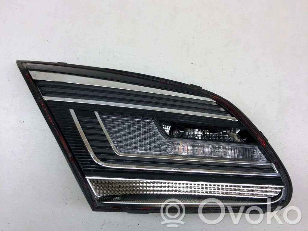 Lampy tylnej klapy bagażnika   3C8945307S,S00075865,81180101