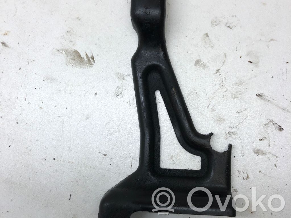 Audi A4 S4 B7 8E 8H Degvielas sūkņa stiprinājums 