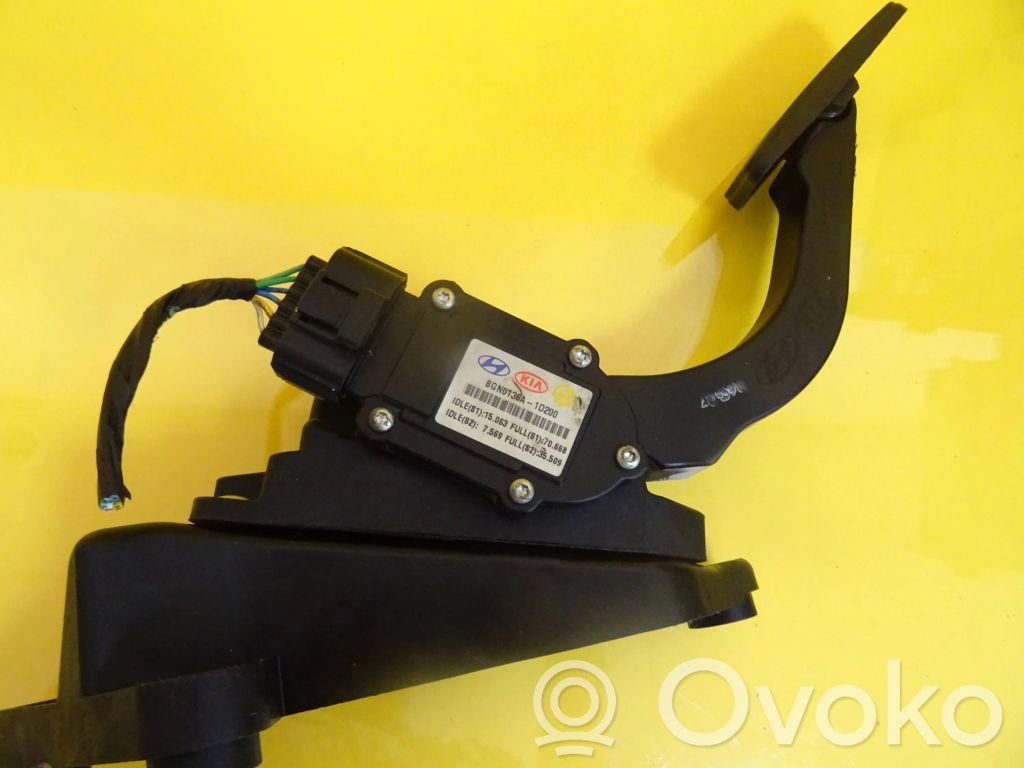 KIA Carens III Gaspedal 