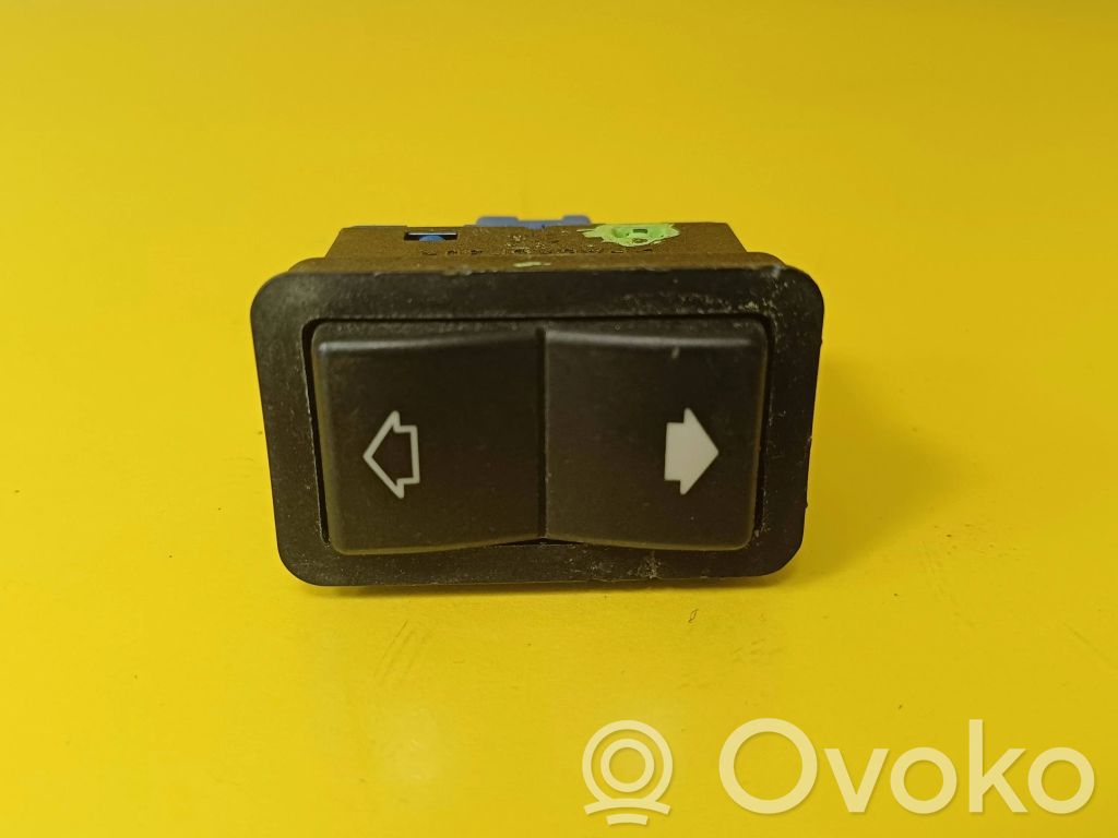 Electric window control switch   8368932