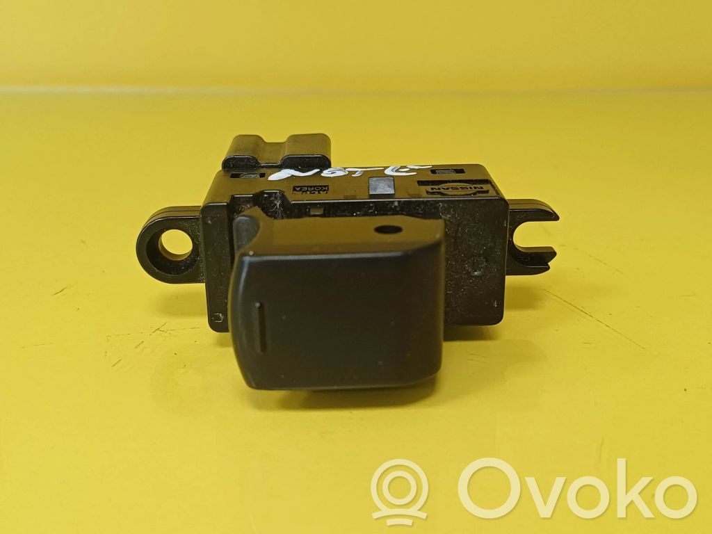 Nissan Note (E11) Electric window control switch 