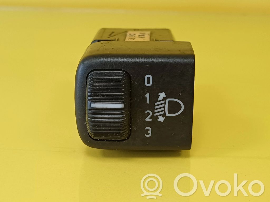 Headlight level height control switch   4736906