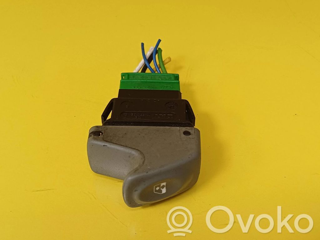 Renault Twingo I Electric window control switch 
