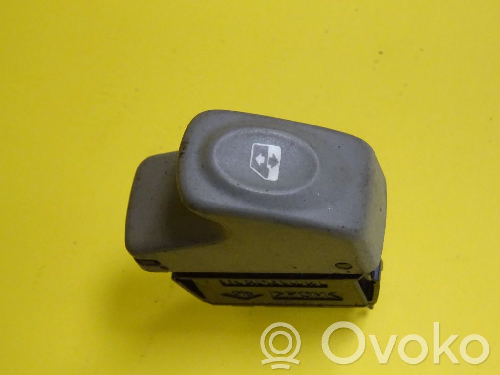 Renault Twingo I Electric window control switch 