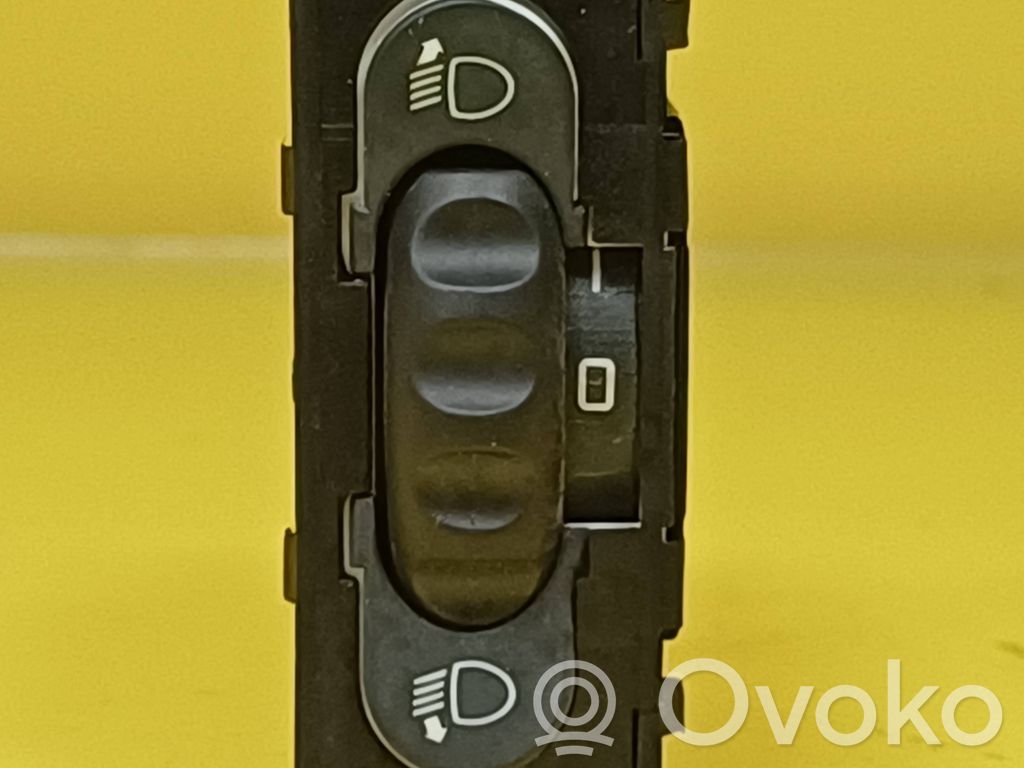 Headlight level height control switch   8200379685