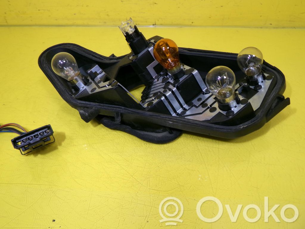 Opel Corsa D Takavalon polttimon suojan pidike 
